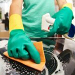 Comment nettoyer la semelle de votre fer à repasser : la cire de bougie -  Pratiks